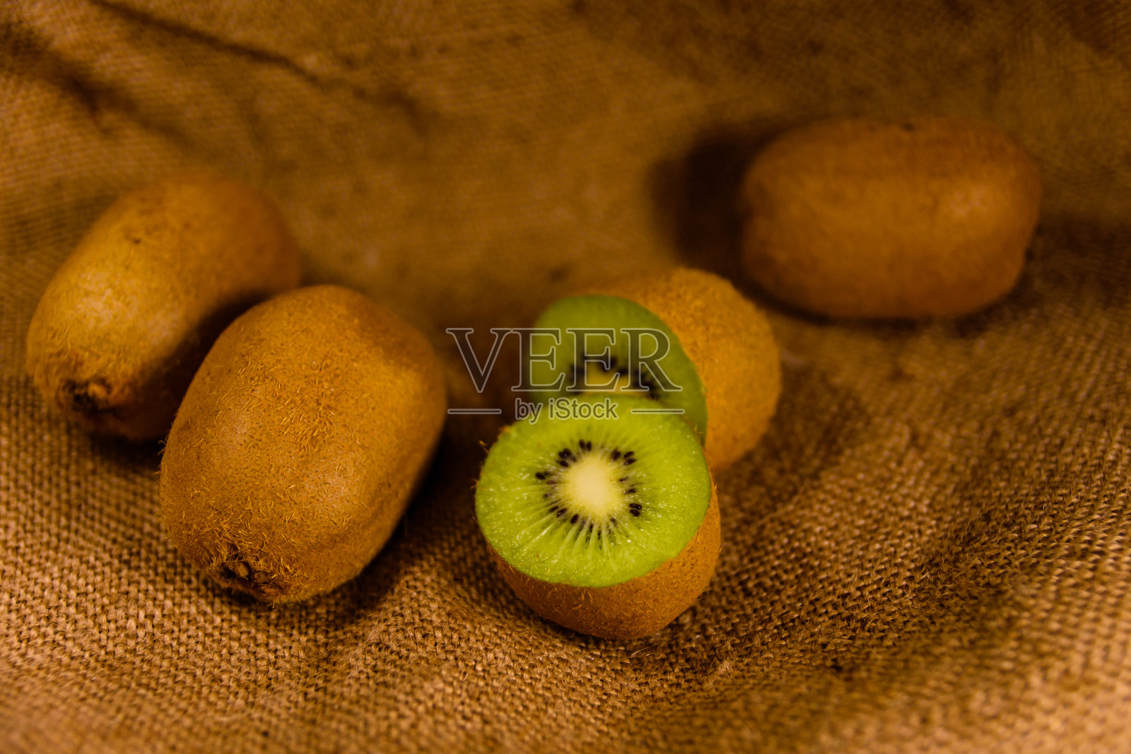 新鲜成熟的猕猴桃在麻衣上照片摄影图片