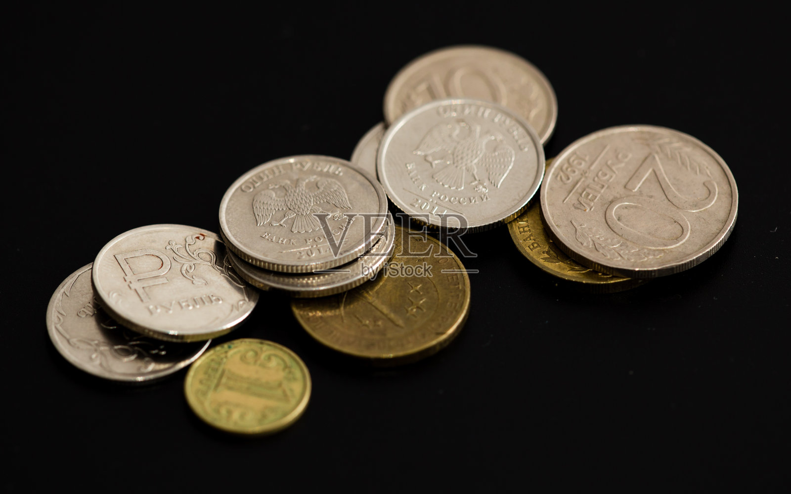 黑色背景上的苏联旧硬币照片摄影图片