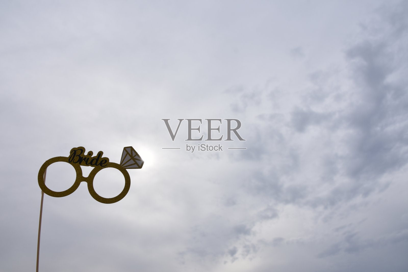 海滩上的婚礼道具照片摄影图片