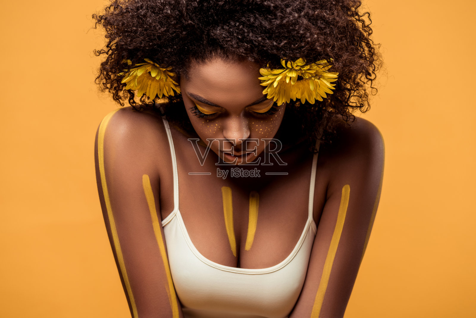 女人的艺术化妆和非洲菊在头发照片摄影图片