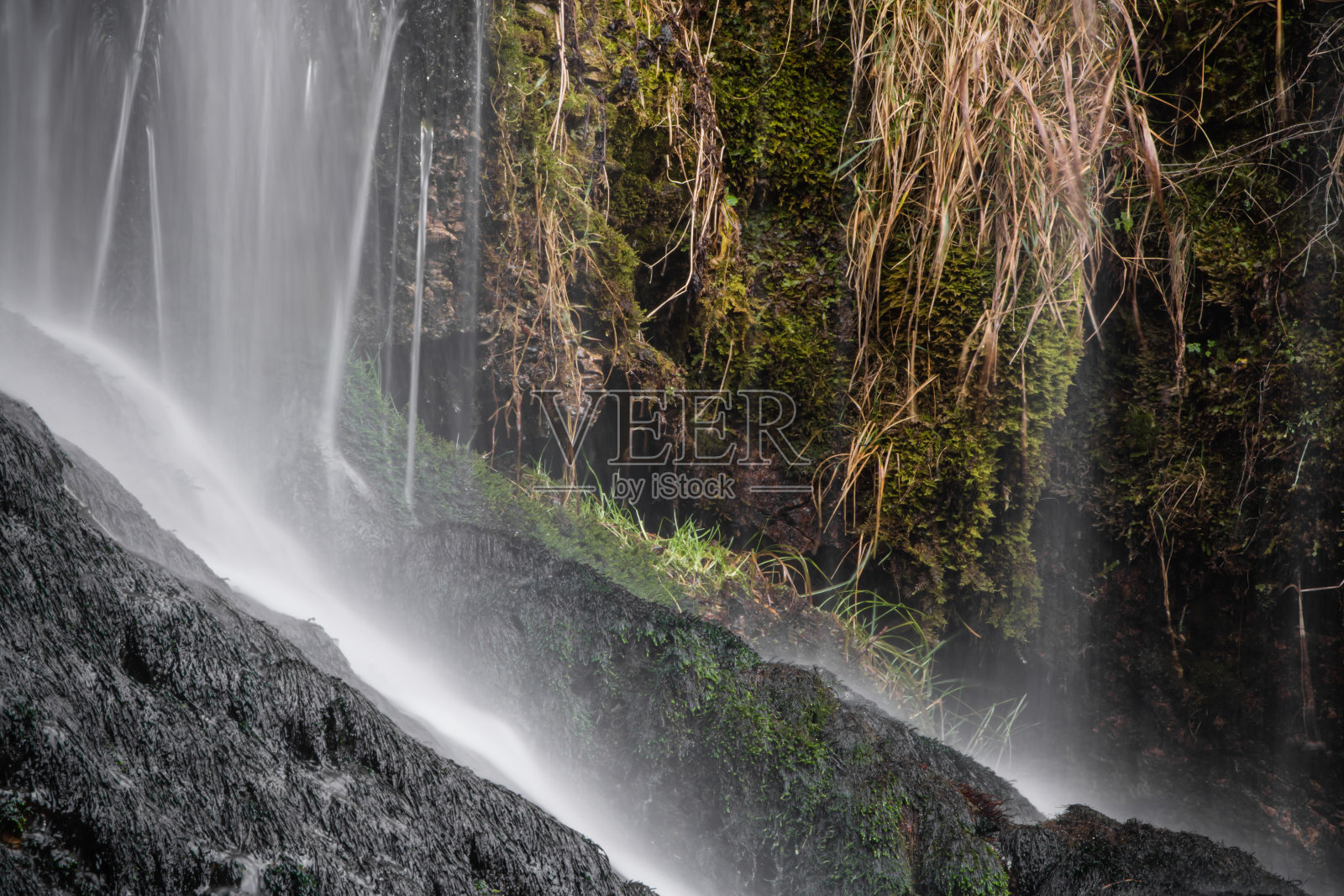 近距离的水射流美丽的瀑布Virje在长时间曝光，Bovec，斯洛文尼亚照片摄影图片