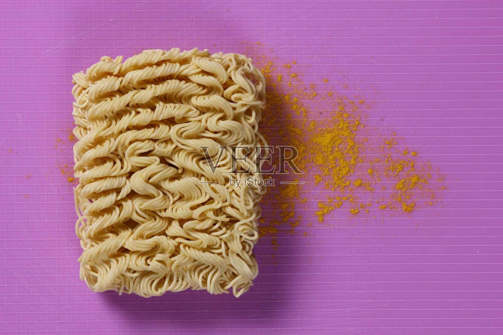 紫色背景的中国面条，粉丝，快餐，波普艺术，极简主义，午餐粉丝，烹饪照片摄影图片