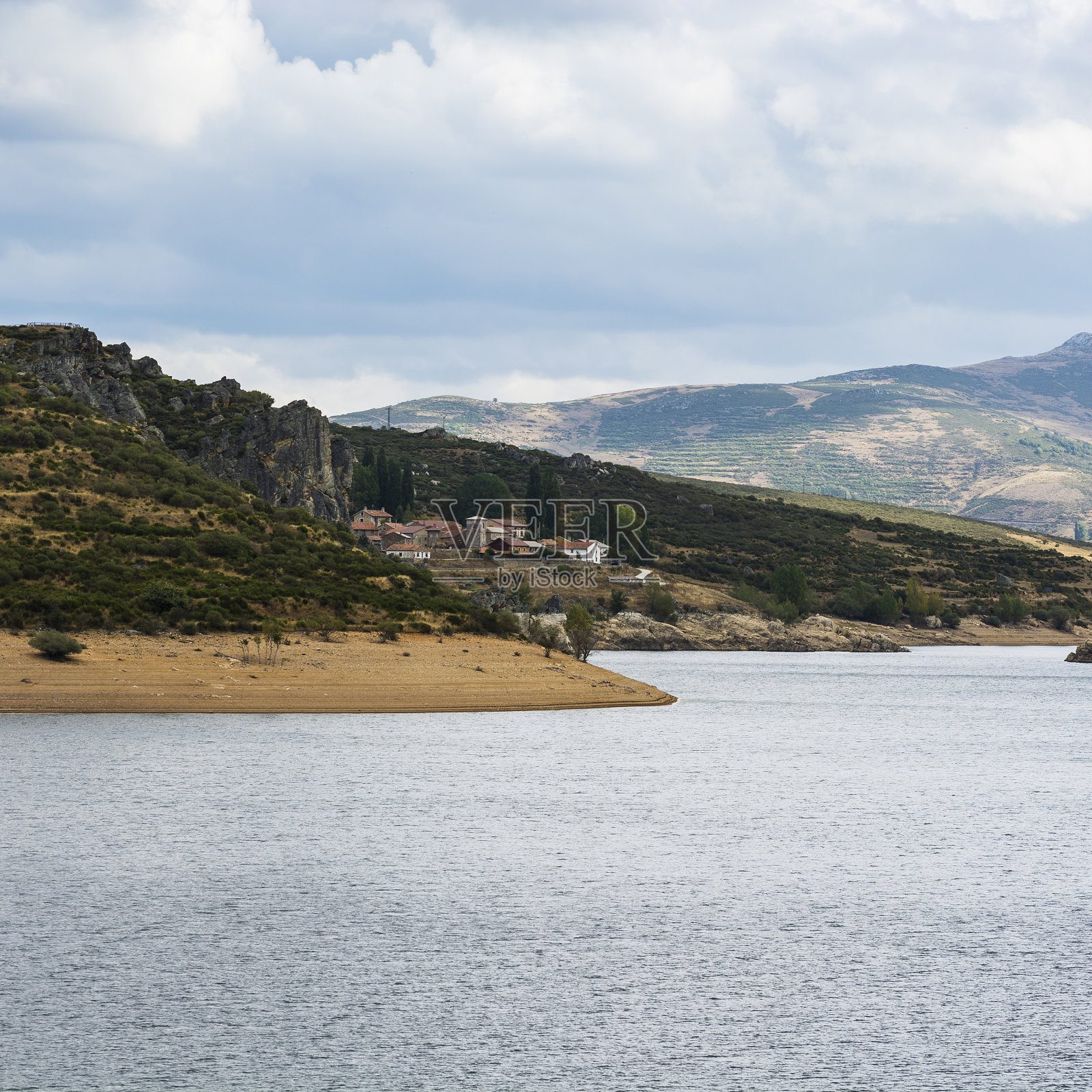 坎塔布连山和人工湖照片摄影图片