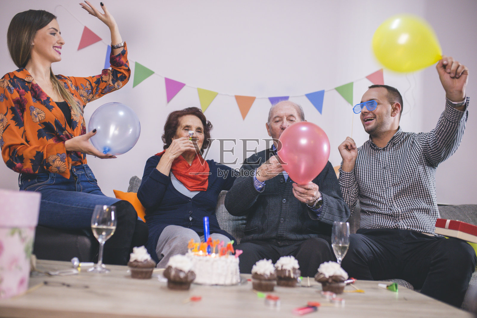 家人在家庆祝生日照片摄影图片