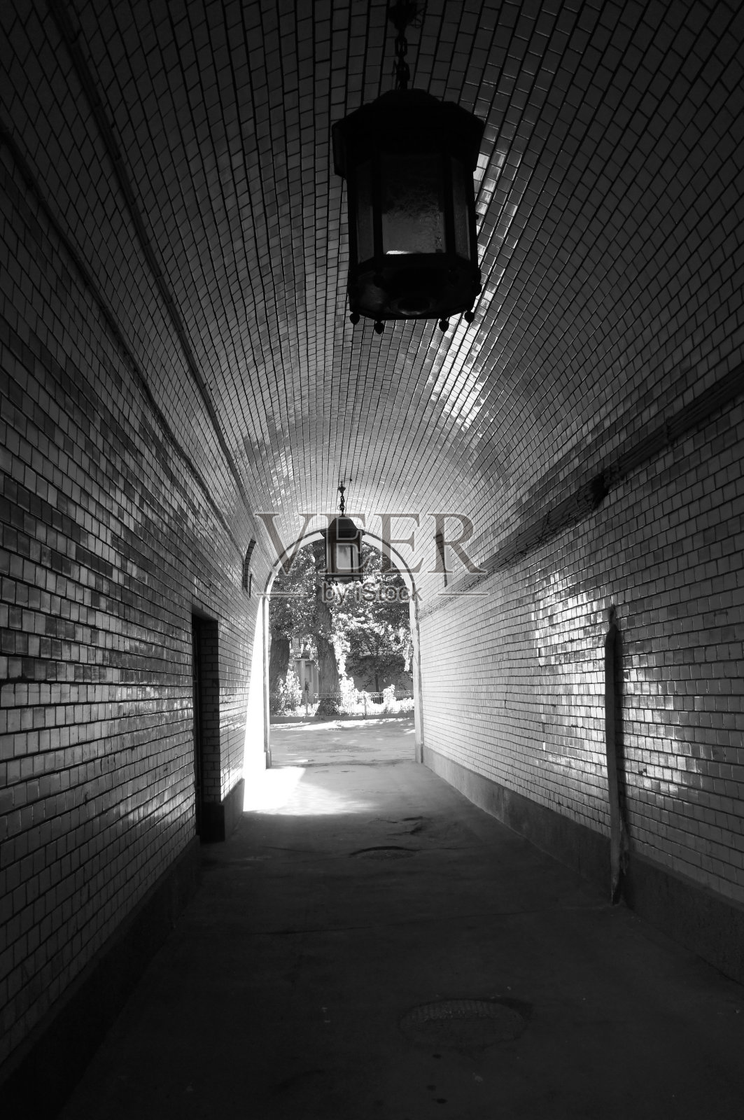 庭院入口有方舟和灯具在圣彼得堡，俄罗斯黑白照片摄影图片