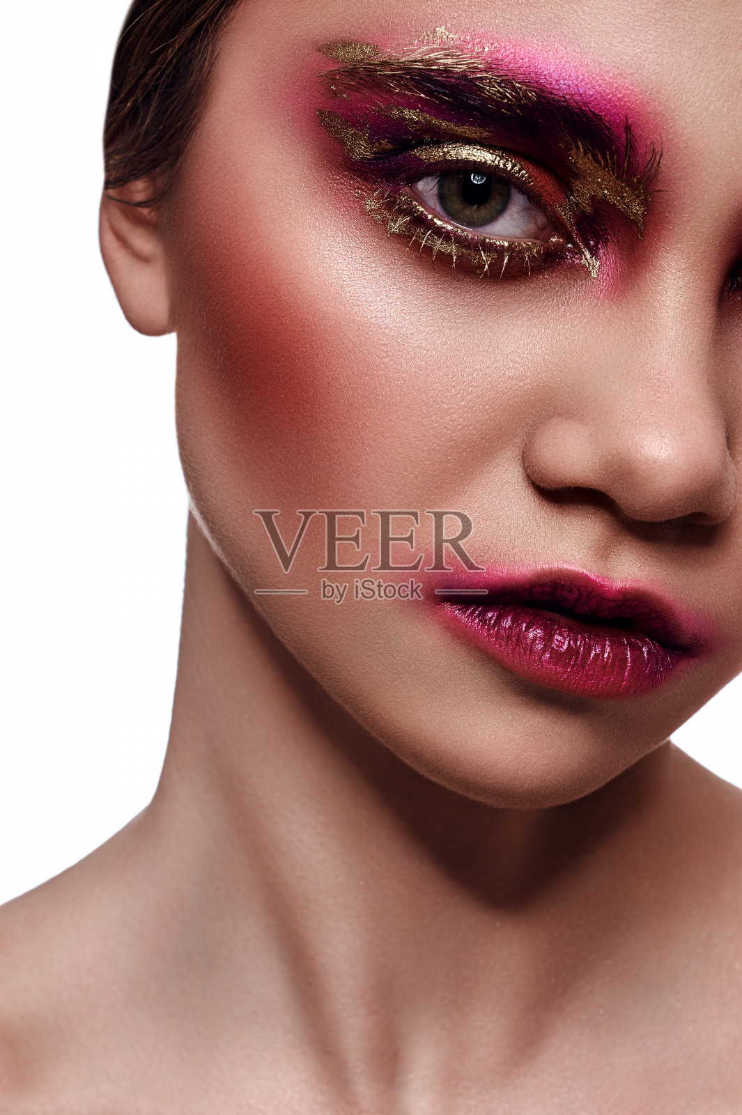 年轻女子的粉红色化妆在她的脸上照片摄影图片