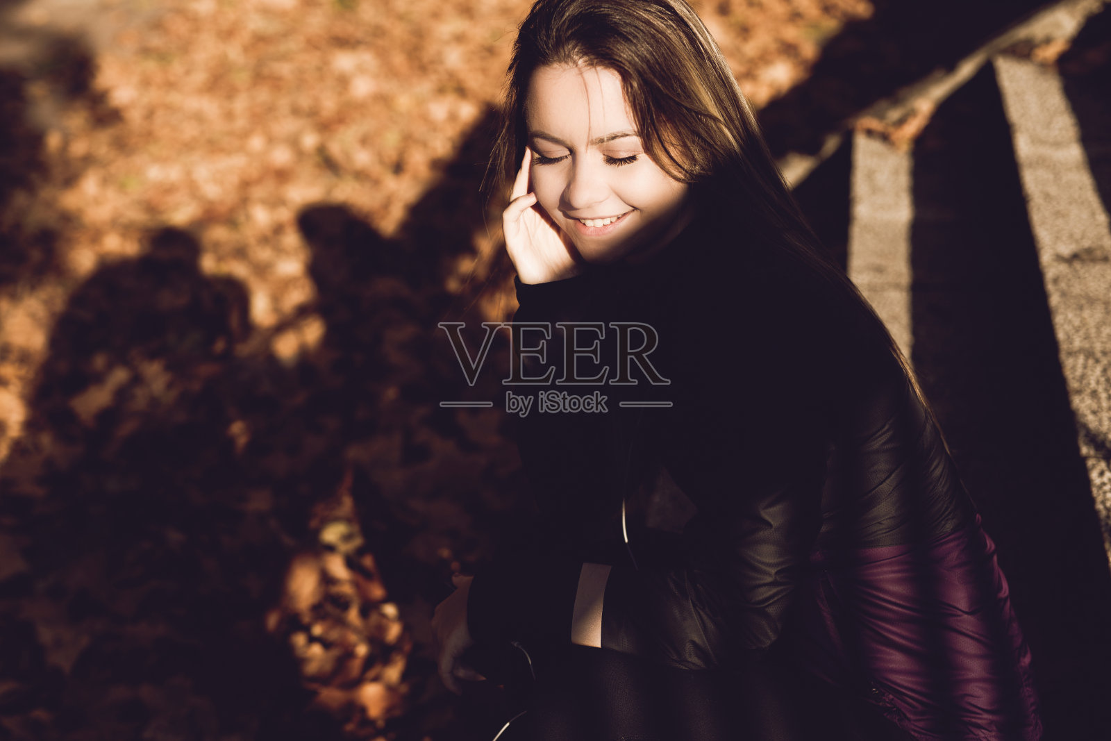 年轻女子在楼梯上跑步后休息。照片摄影图片