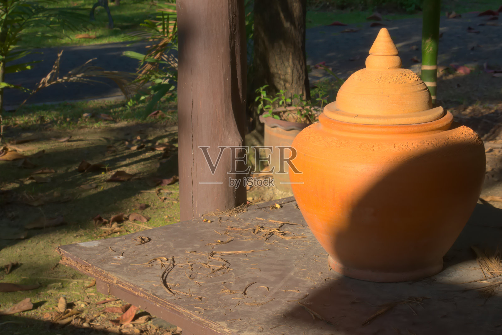 泰国粘土水容器;在泰国，客人通常会在家门口喝水。照片摄影图片