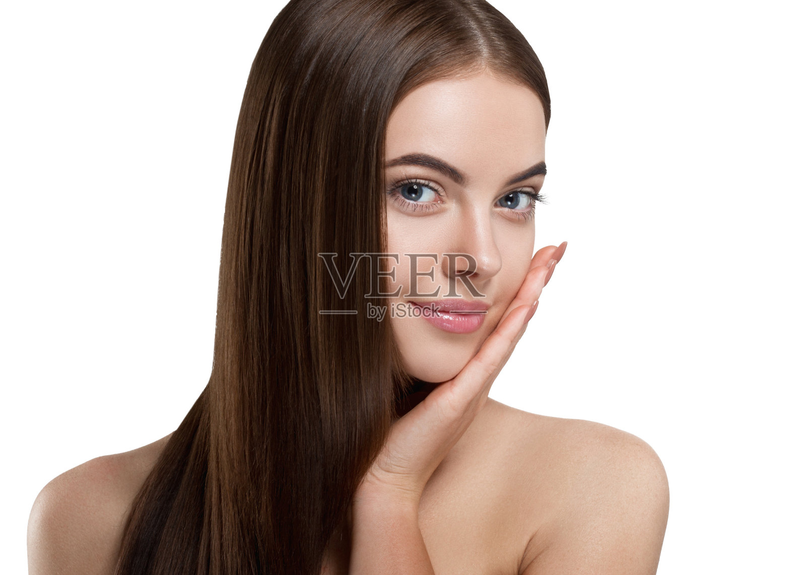 美丽女孩的脸肖像。美丽的水疗模特女人完美健康的头发光滑。黑发女人看着镜头微笑。照片摄影图片