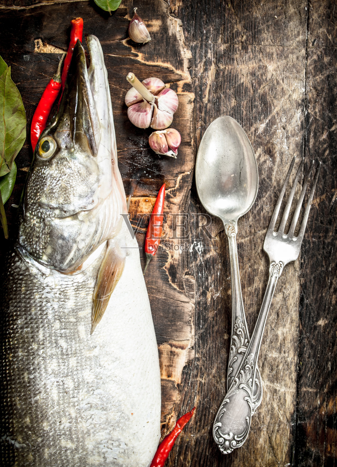 新鲜的梭鱼配香料和白葡萄酒。照片摄影图片
