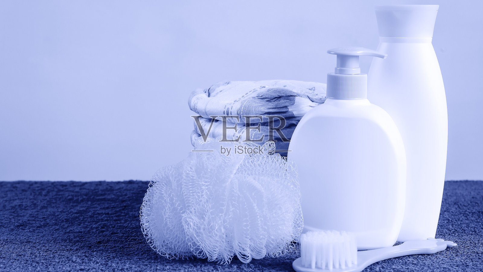 桌子上放着洗漱用品和毛巾。肥皂和奶油照片摄影图片