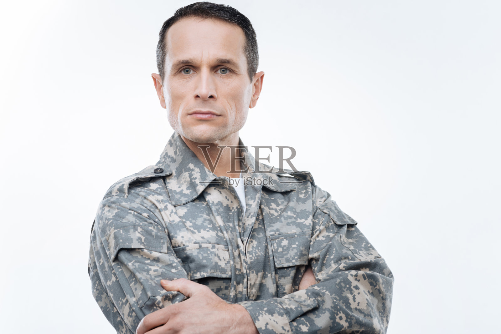 自信英俊的男人双手交叉站着照片摄影图片