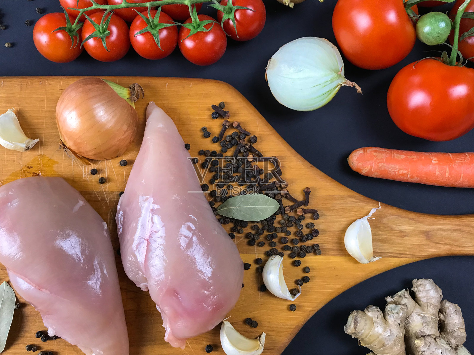 所有的新鲜蔬菜都在桌子上摆了一大堆，夏天的蔬菜都是从床上捡来洗干净的放在桌子上照片摄影图片