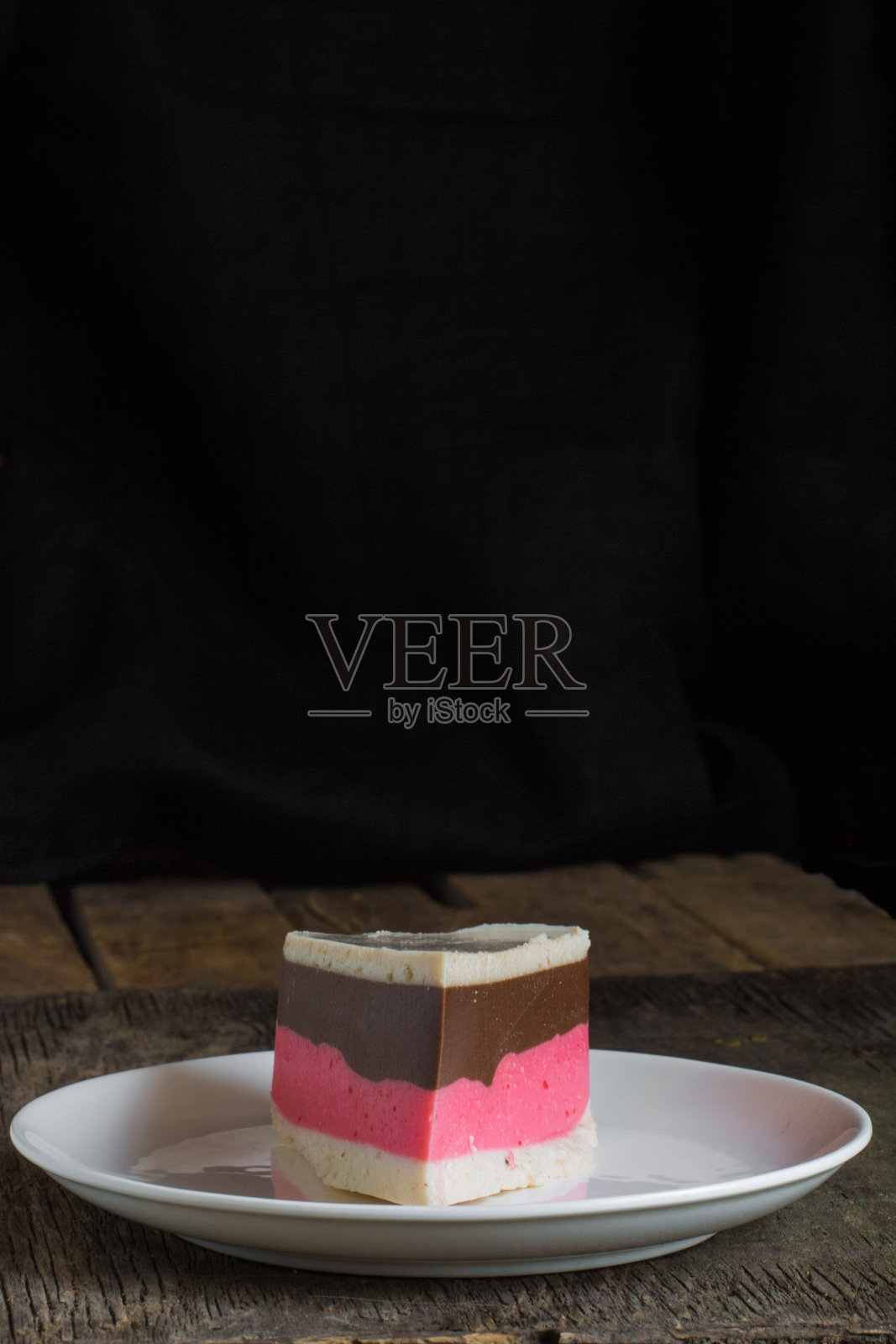 芝士蛋糕与巧克力和浆果(几层)果冻蛋糕照片摄影图片