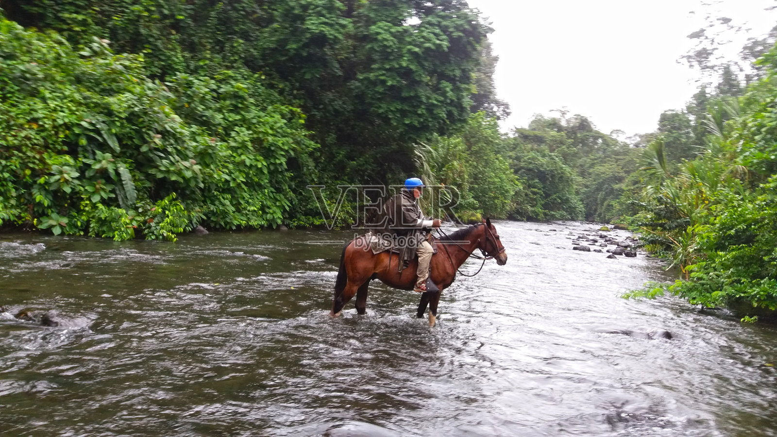 老人们在河边骑马照片摄影图片