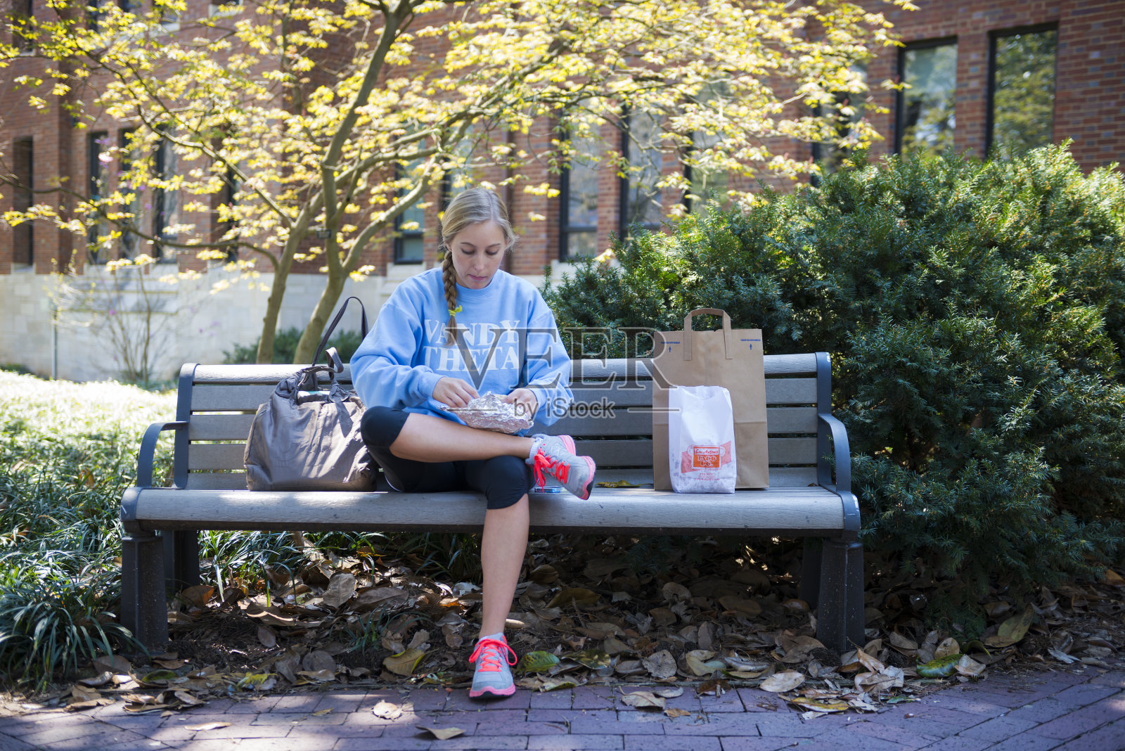 大学生在校园里吃午饭照片摄影图片