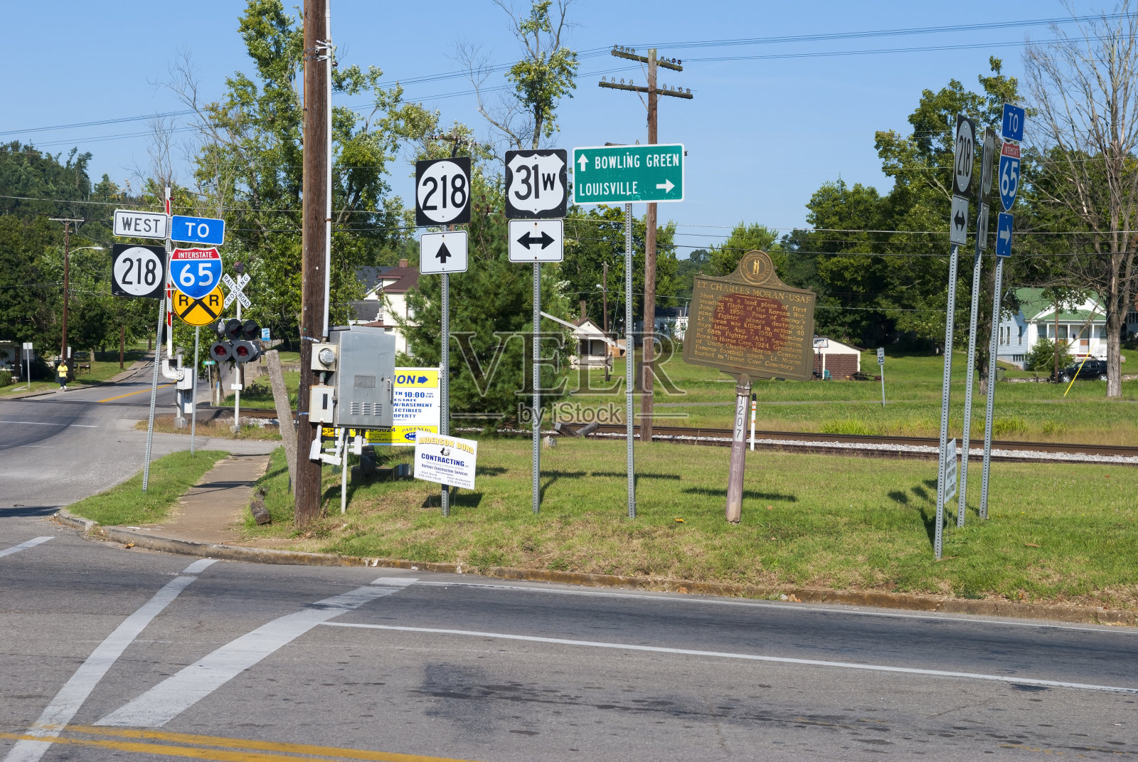 高速公路旁的各种标志照片摄影图片