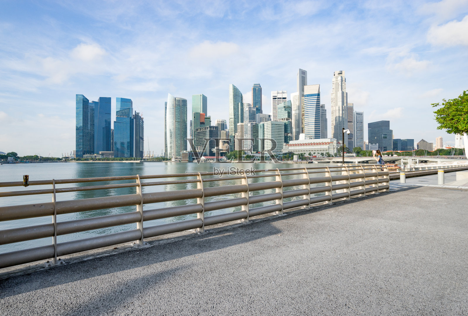 现代城市的现代建筑靠近水照片摄影图片