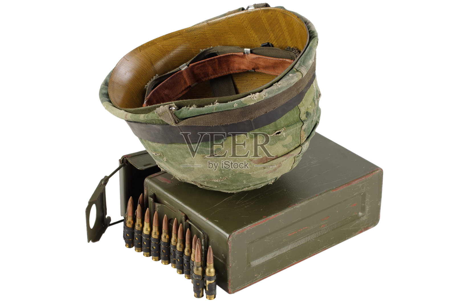 绿色弹药箱，弹药带和头盔照片摄影图片