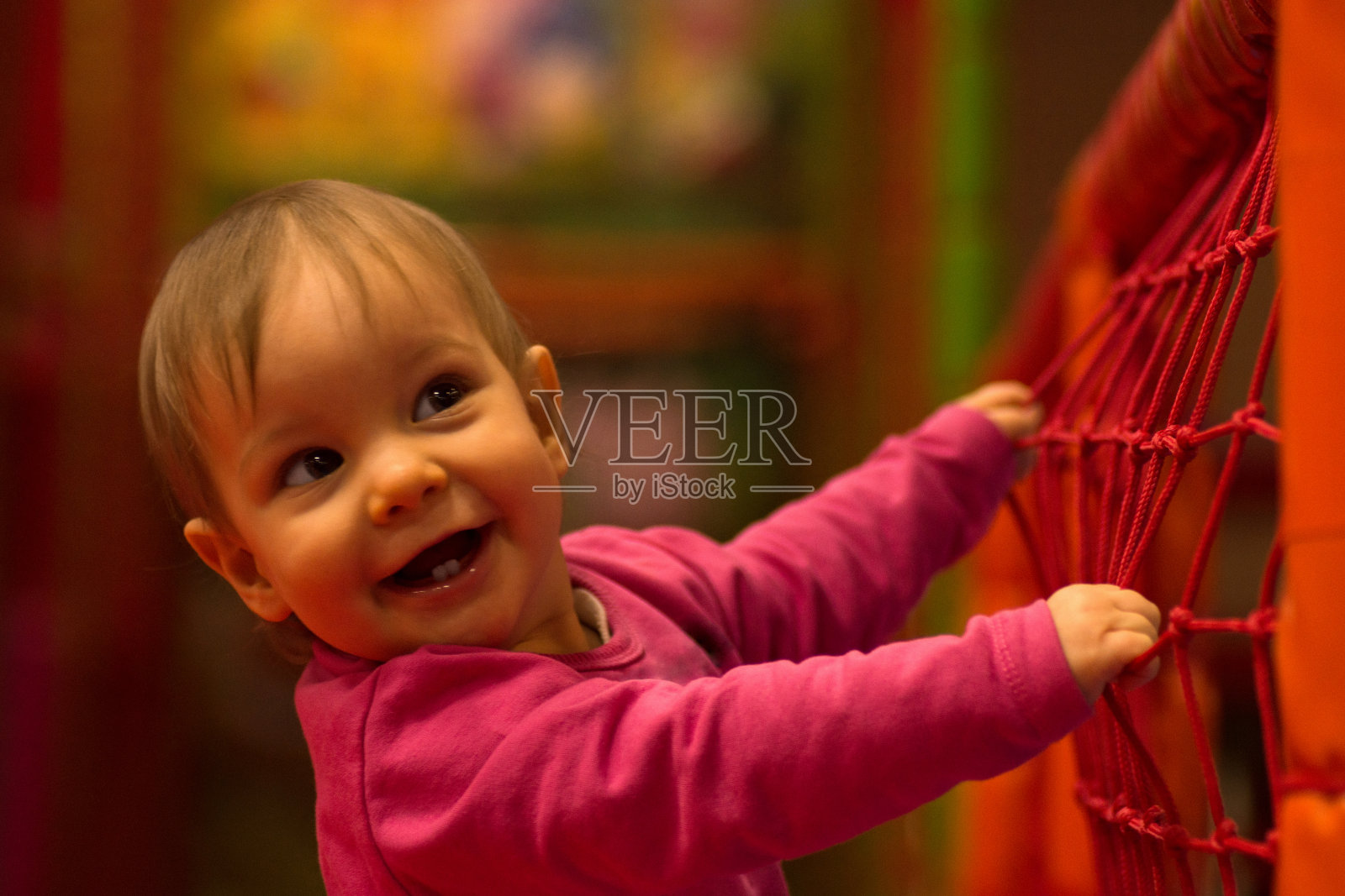 快乐活泼的小女孩照片摄影图片