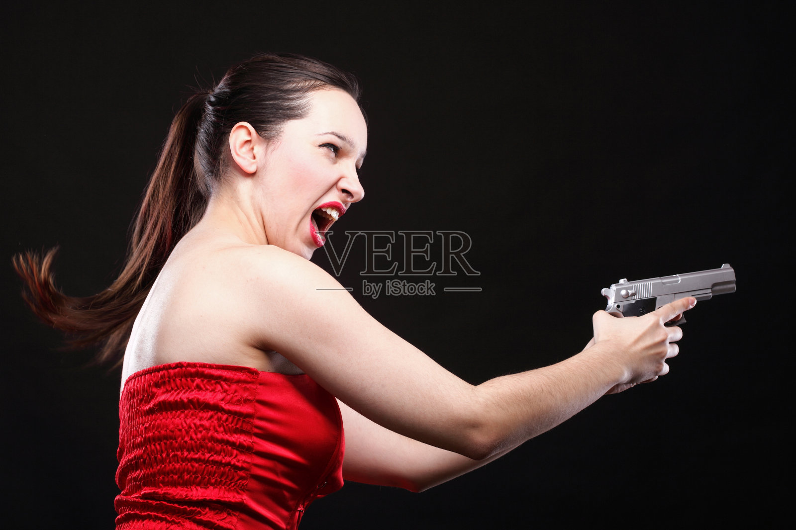 性感的年轻女子-枪在黑色的背景照片摄影图片