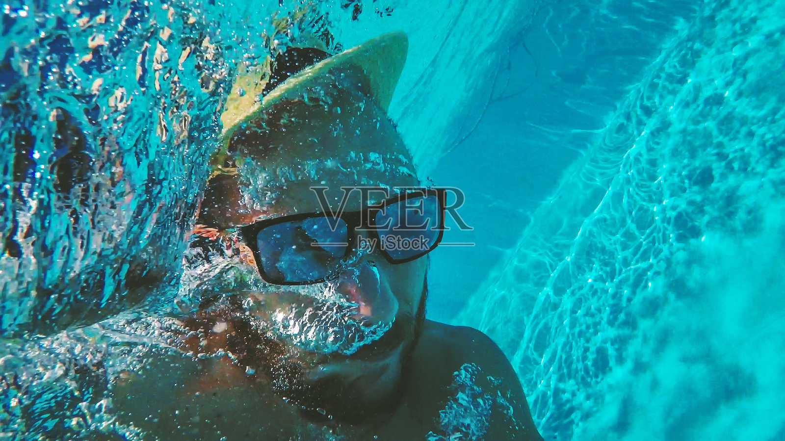 一个男人带着充气床垫掉进了游泳池照片摄影图片