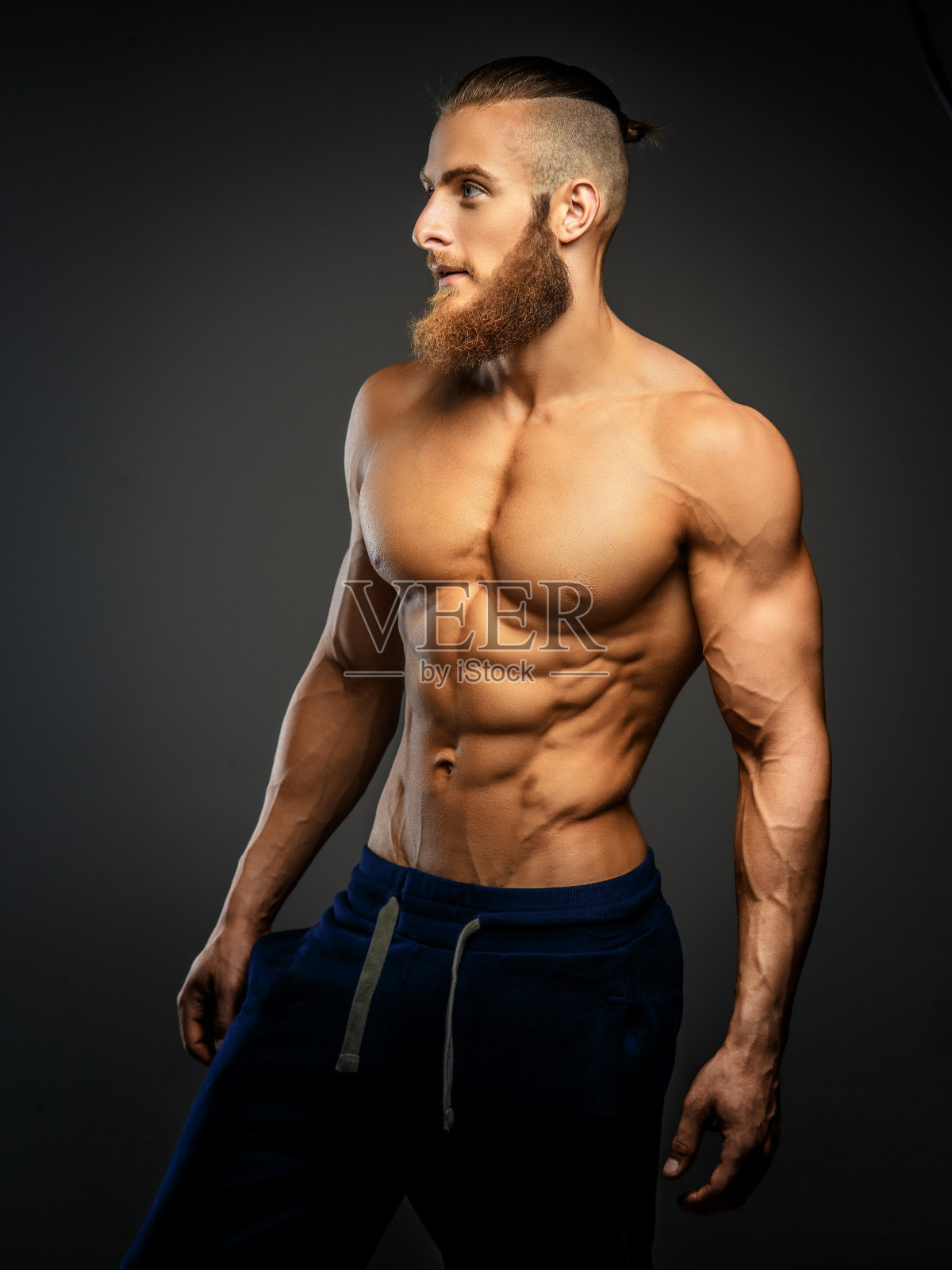 运动健将，肌肉发达，胡须浓密。照片摄影图片