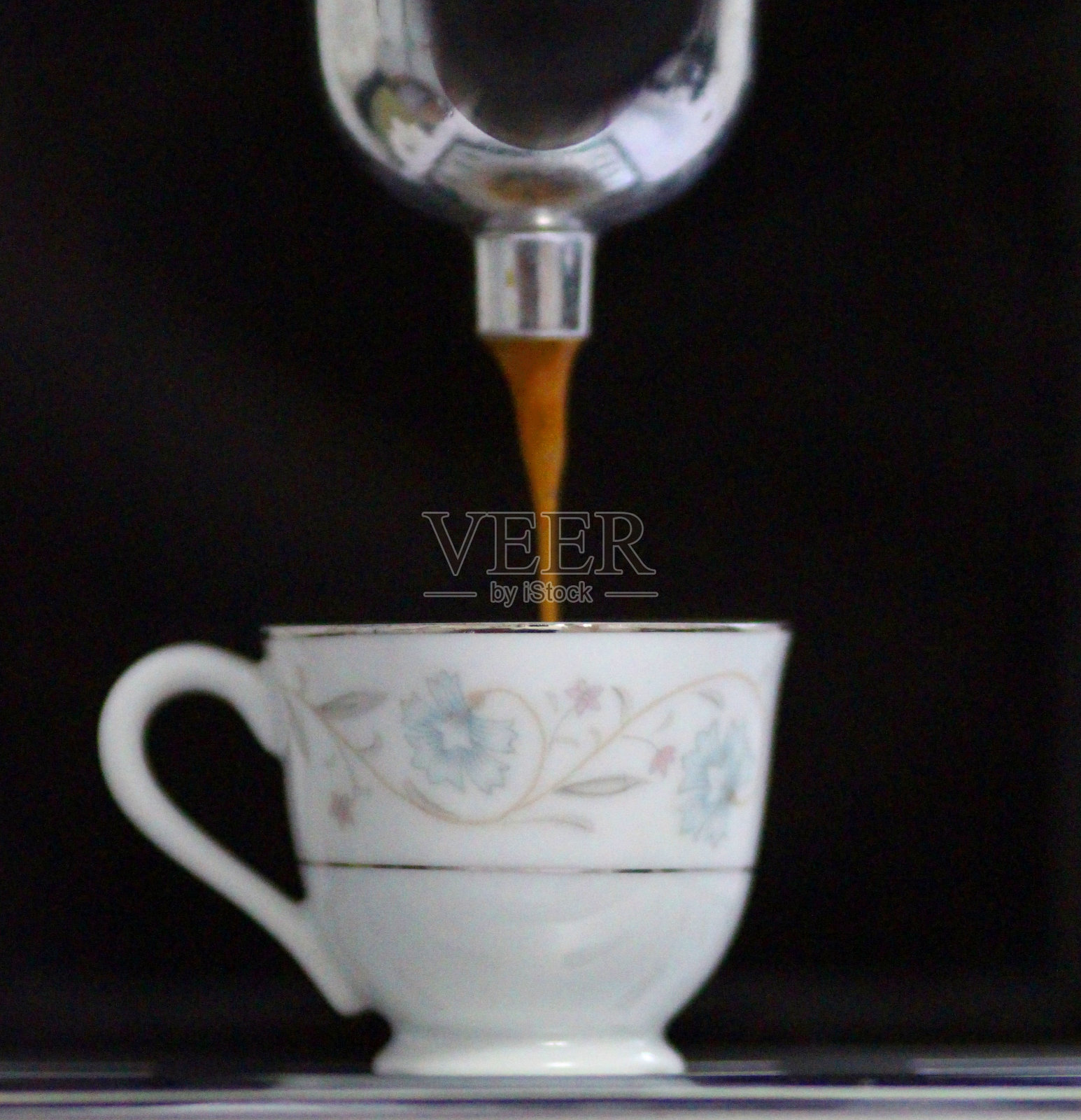 浓缩咖啡倒入古董意大利小咖啡杯照片摄影图片