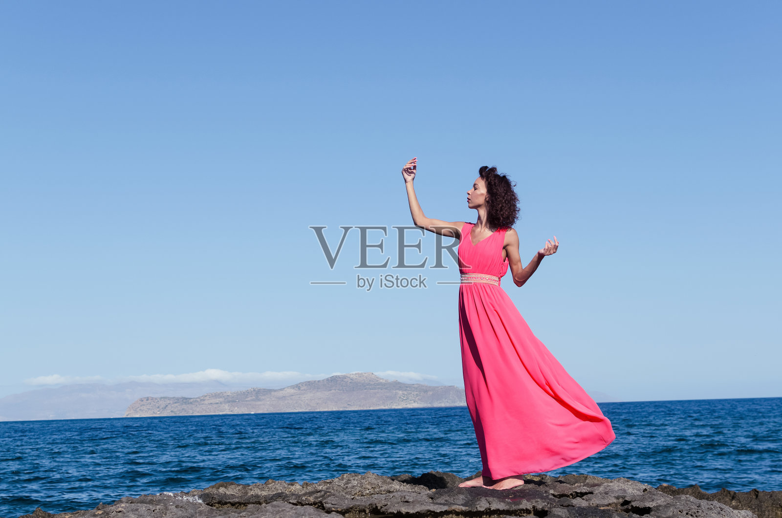 在海滩上跳舞的女人照片摄影图片