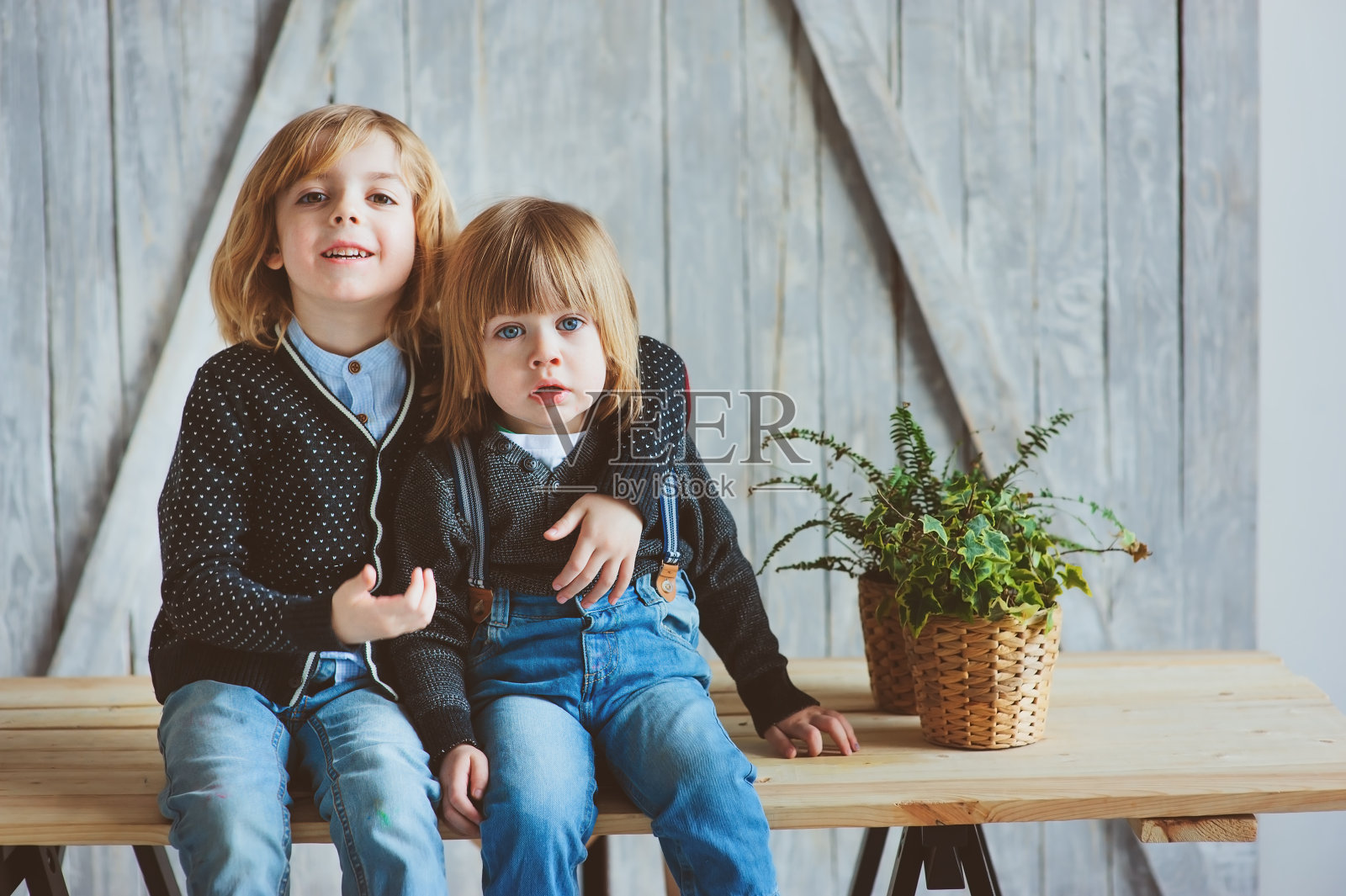两个快乐的兄弟姐妹早上在家里玩。休闲的生活方式照片摄影图片