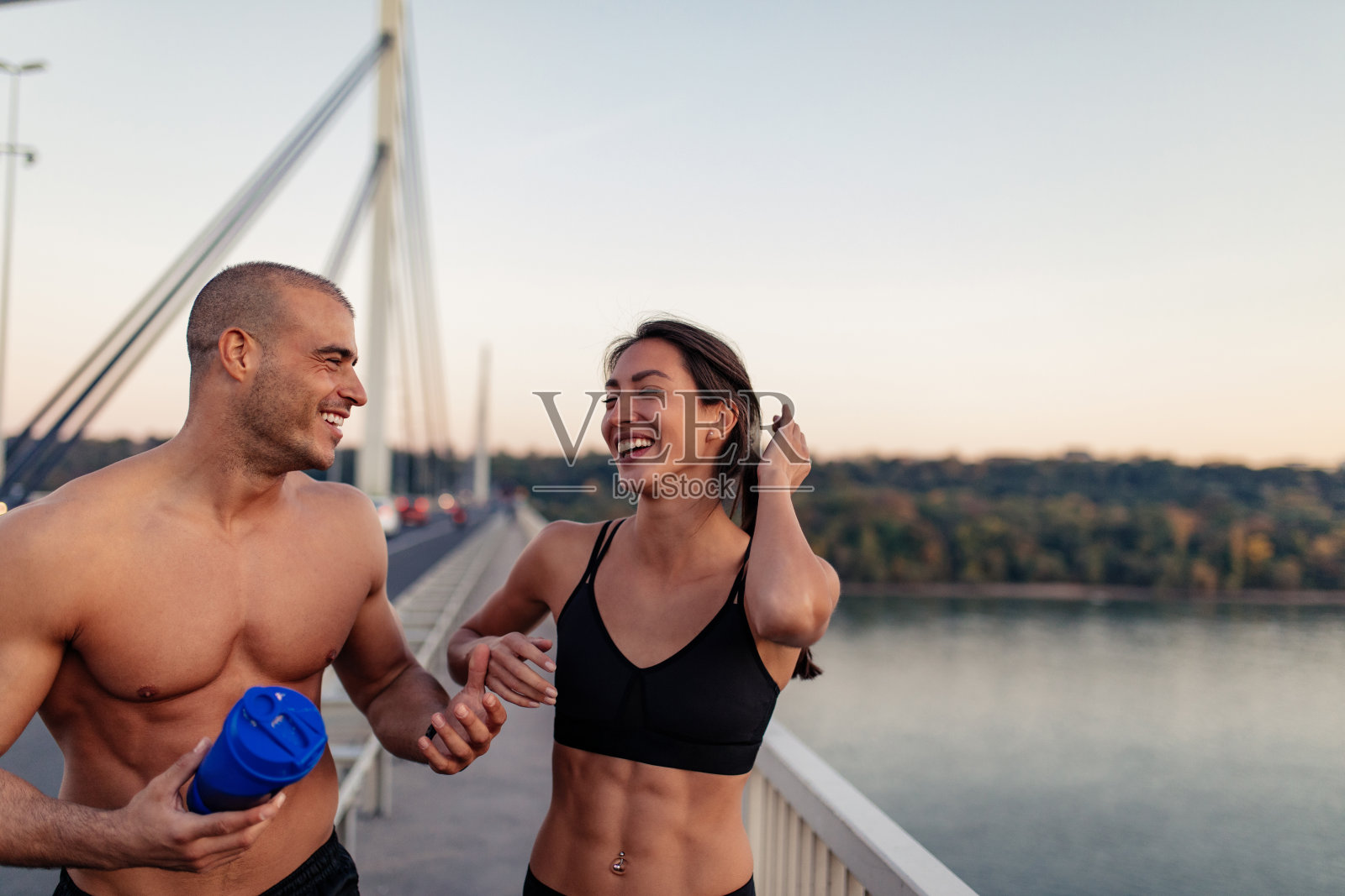 给他们的跑步增加点乐趣照片摄影图片