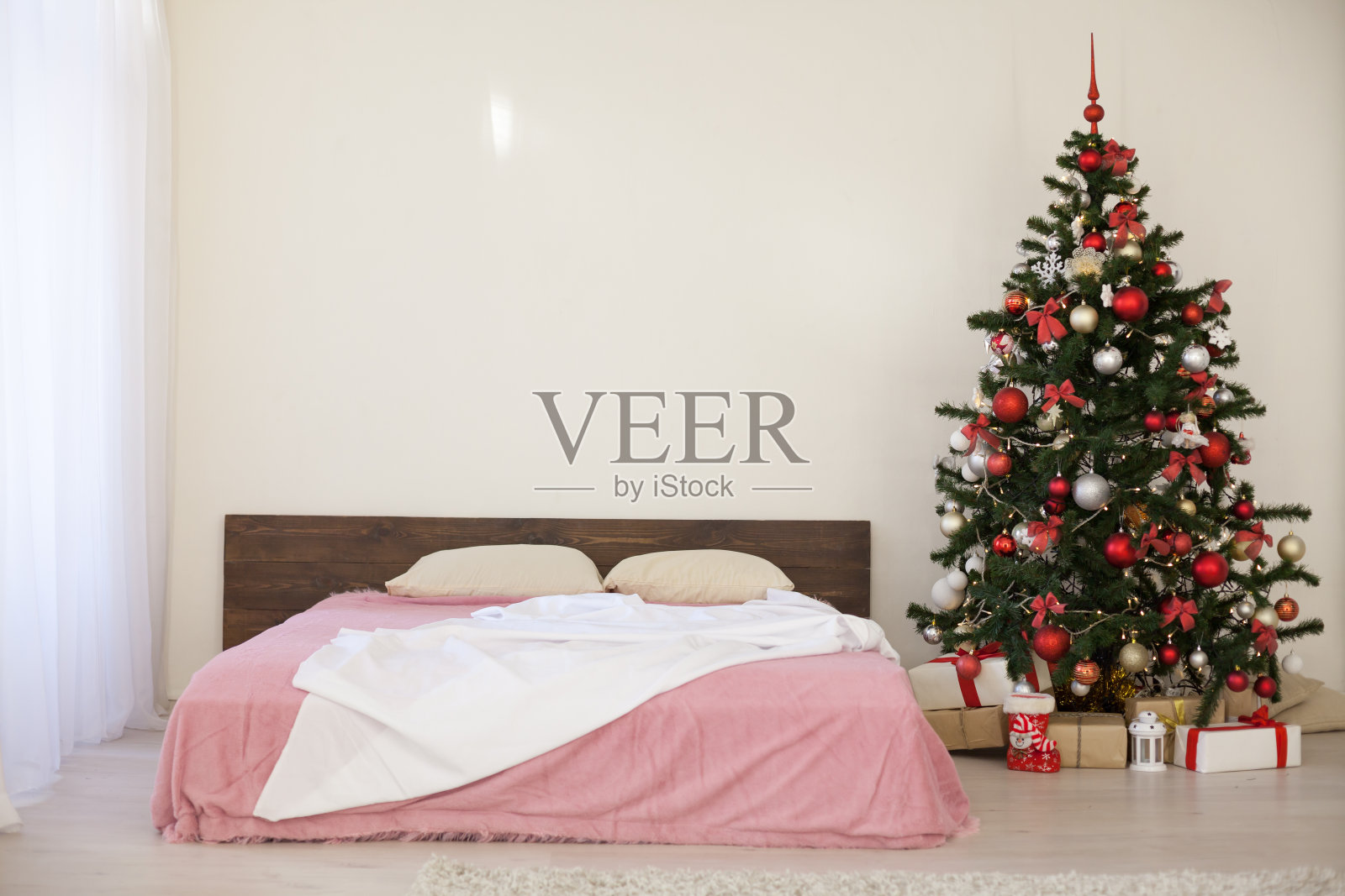 新年圣诞白色房间有圣诞树2018 2019照片摄影图片