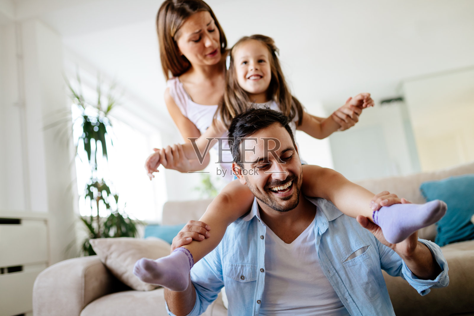 幸福的家庭在家里享受快乐时光照片摄影图片