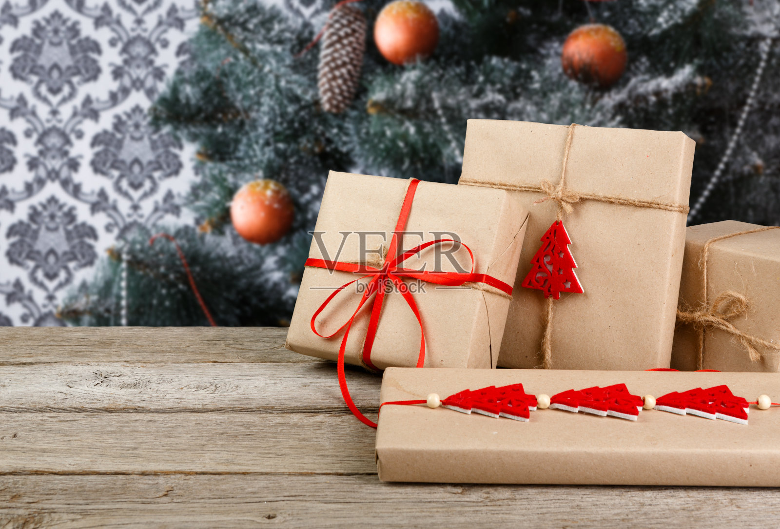 圣诞礼物装饰树的背景，节日的概念照片摄影图片