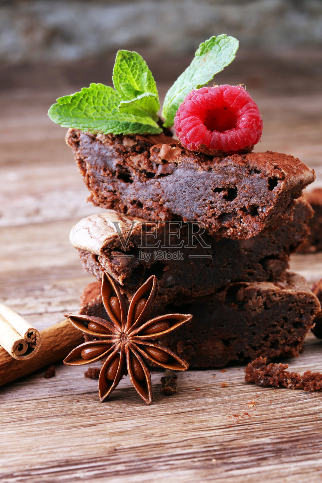 巧克力布朗尼蛋糕甜点与肉桂和香料在木背景照片摄影图片