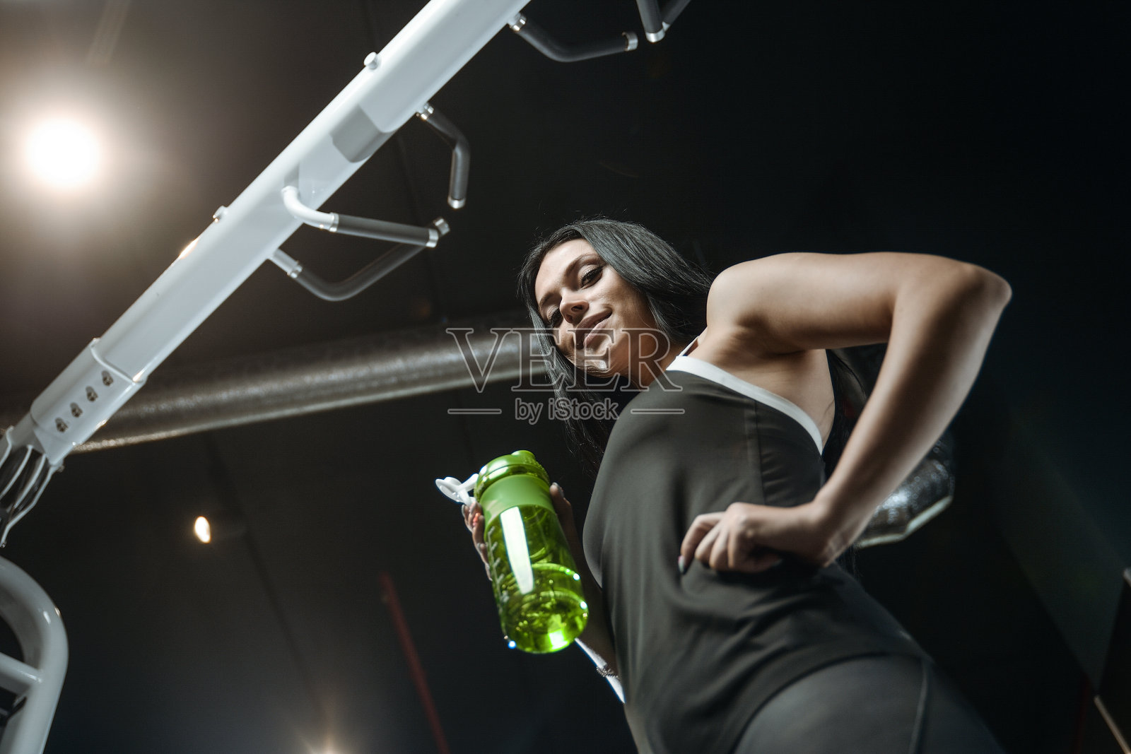 性感的运动年轻女孩在健身房锻炼照片摄影图片