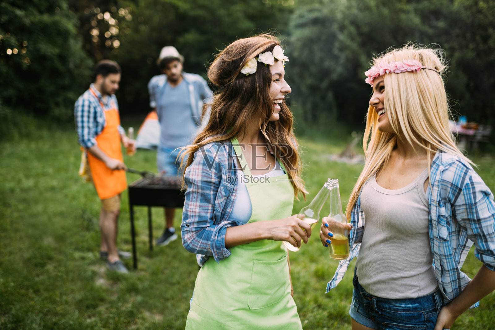 两个美丽的女人有乐趣，而等待烧烤照片摄影图片