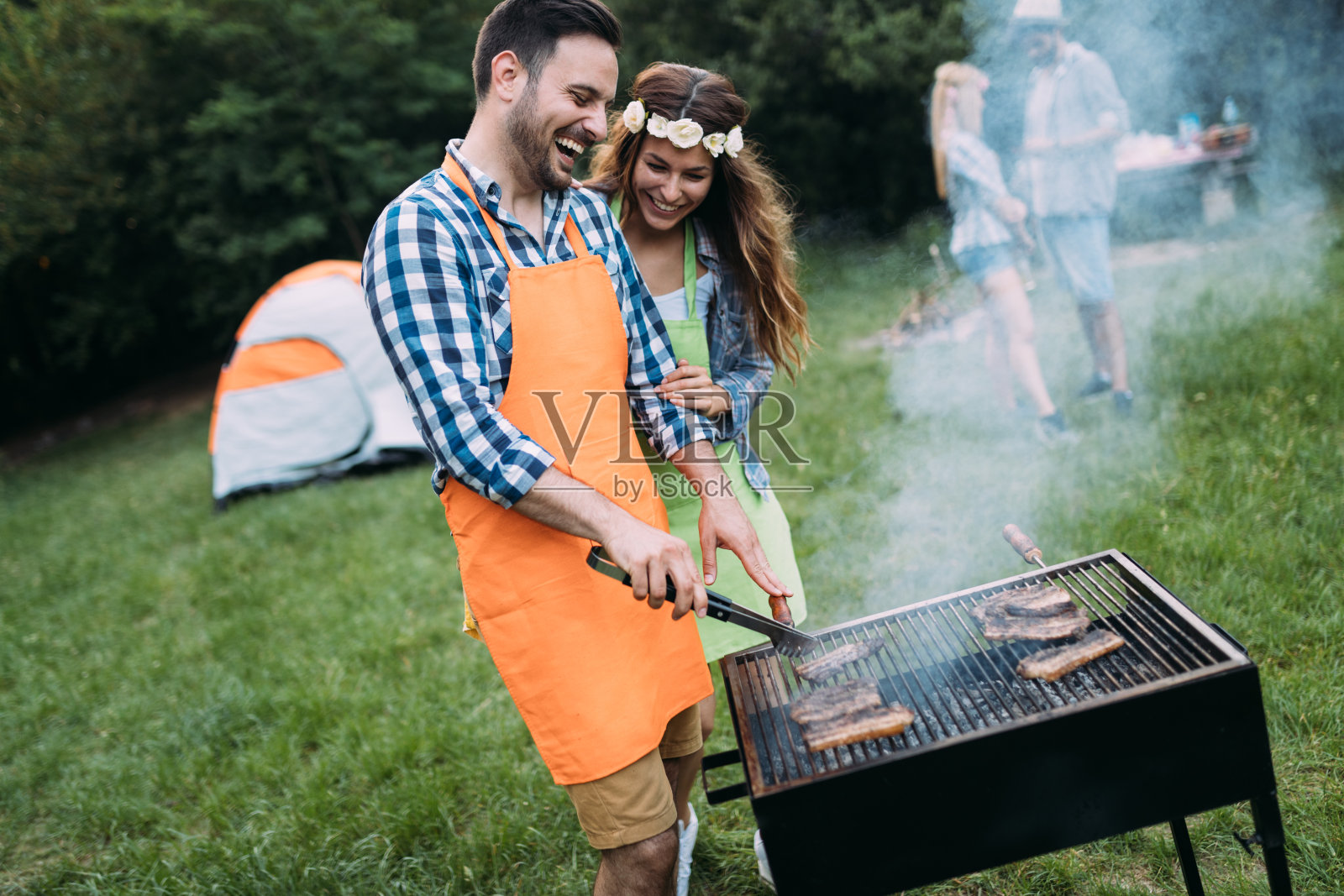 美女和帅哥一起烧烤照片摄影图片