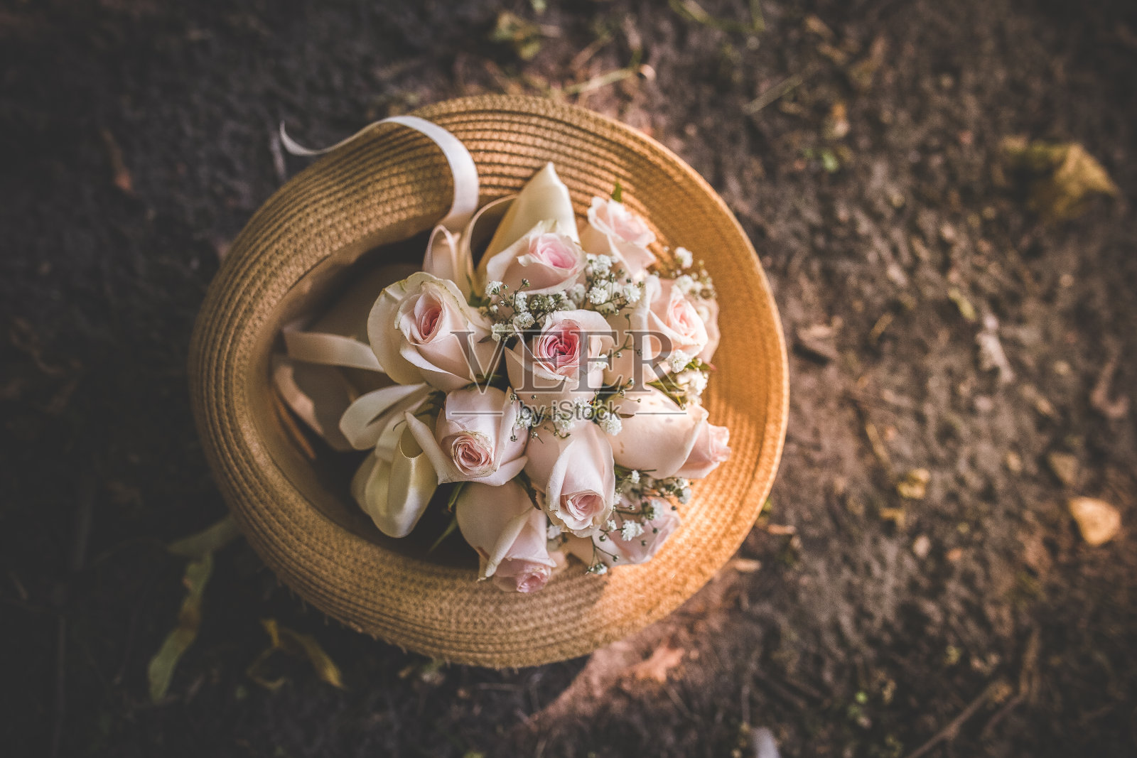 草帽花束。花朵装饰。乡村风格的概念照片摄影图片