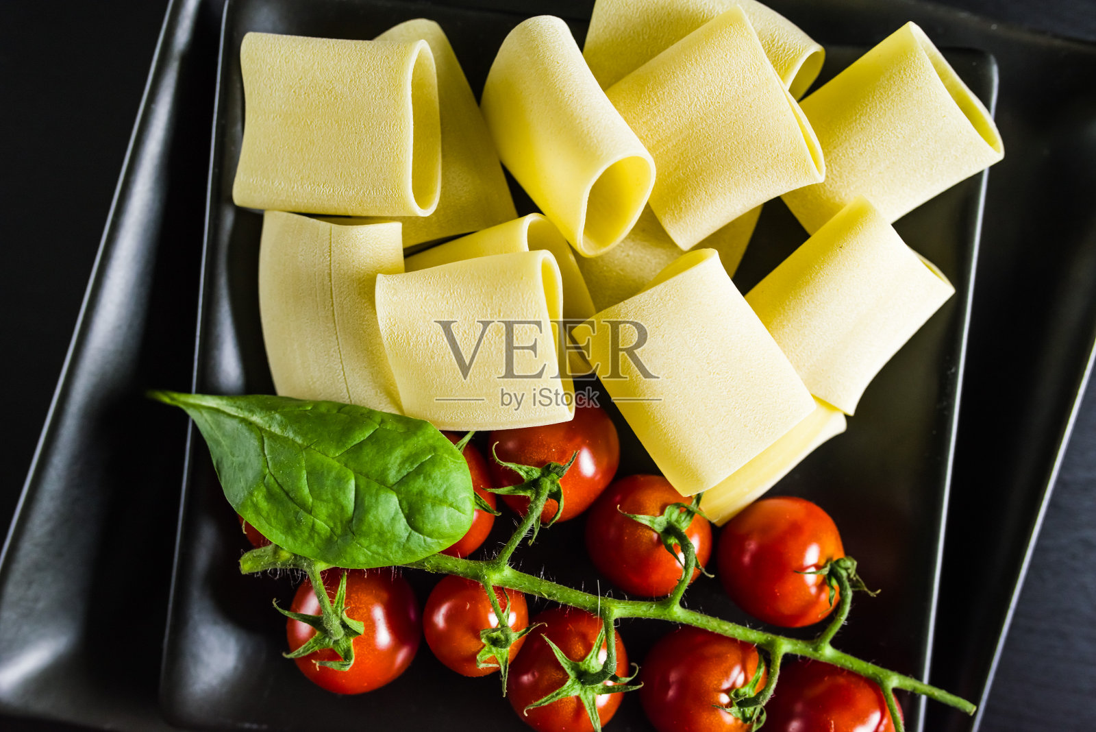 黑色背景上的生意大利面照片摄影图片