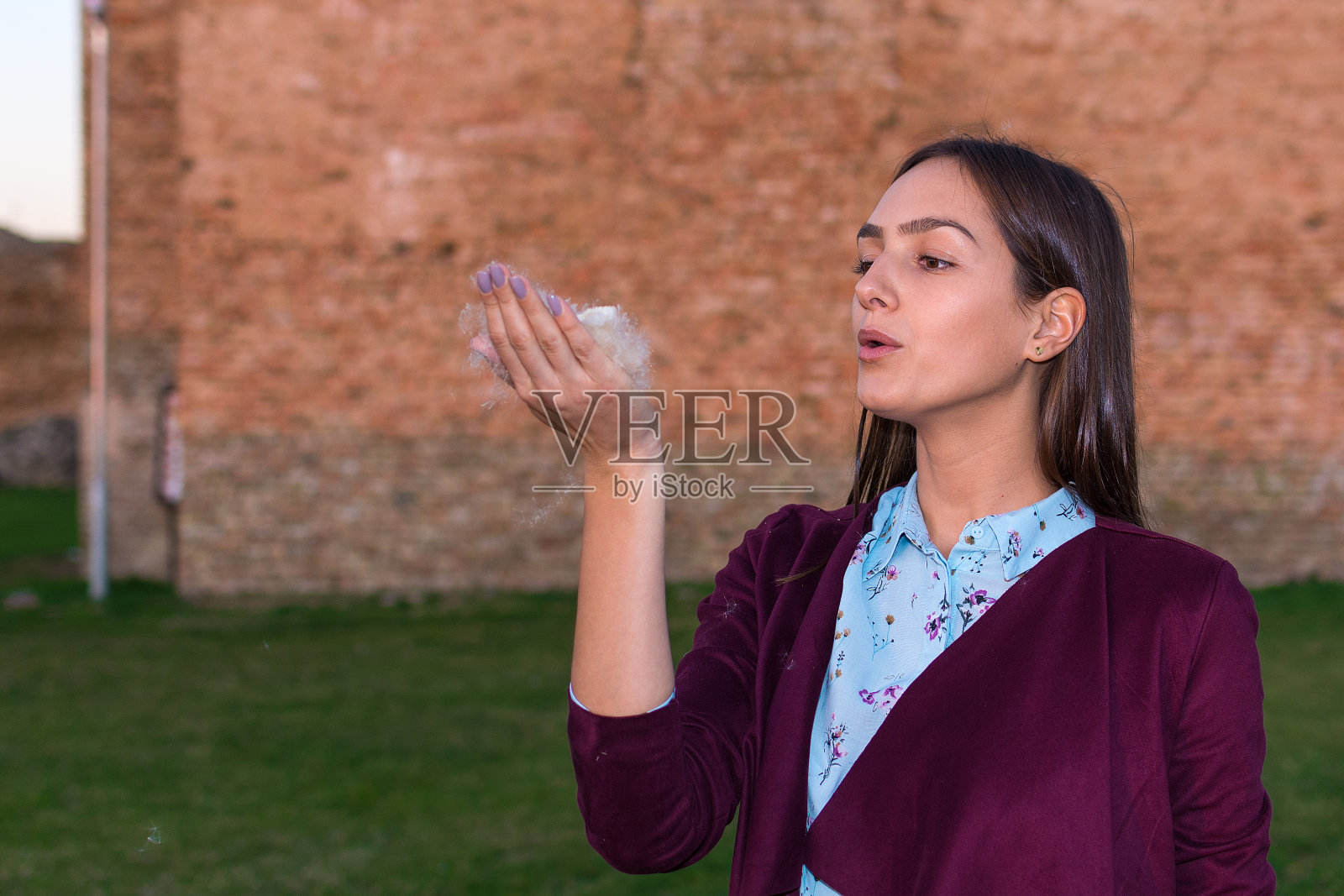 一个美丽的女孩在城堡上和香蒲玩耍照片摄影图片