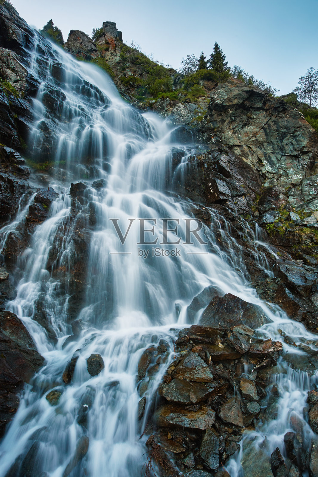 山间瀑布照片摄影图片