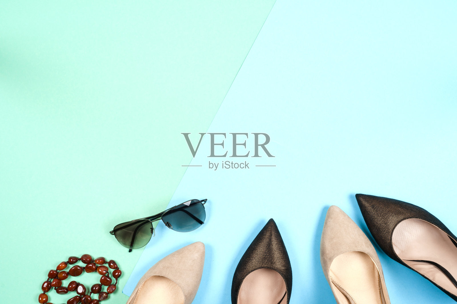 时尚，女人穿不同的高跟鞋照片摄影图片