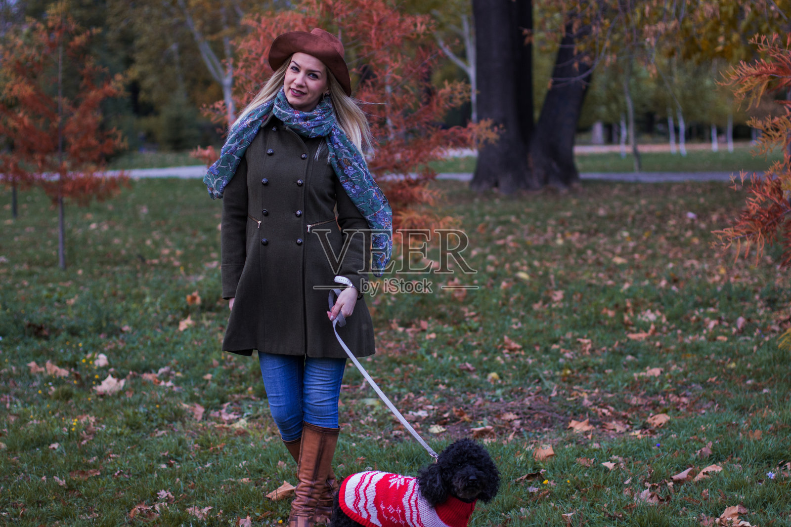 公园里的女孩照片摄影图片