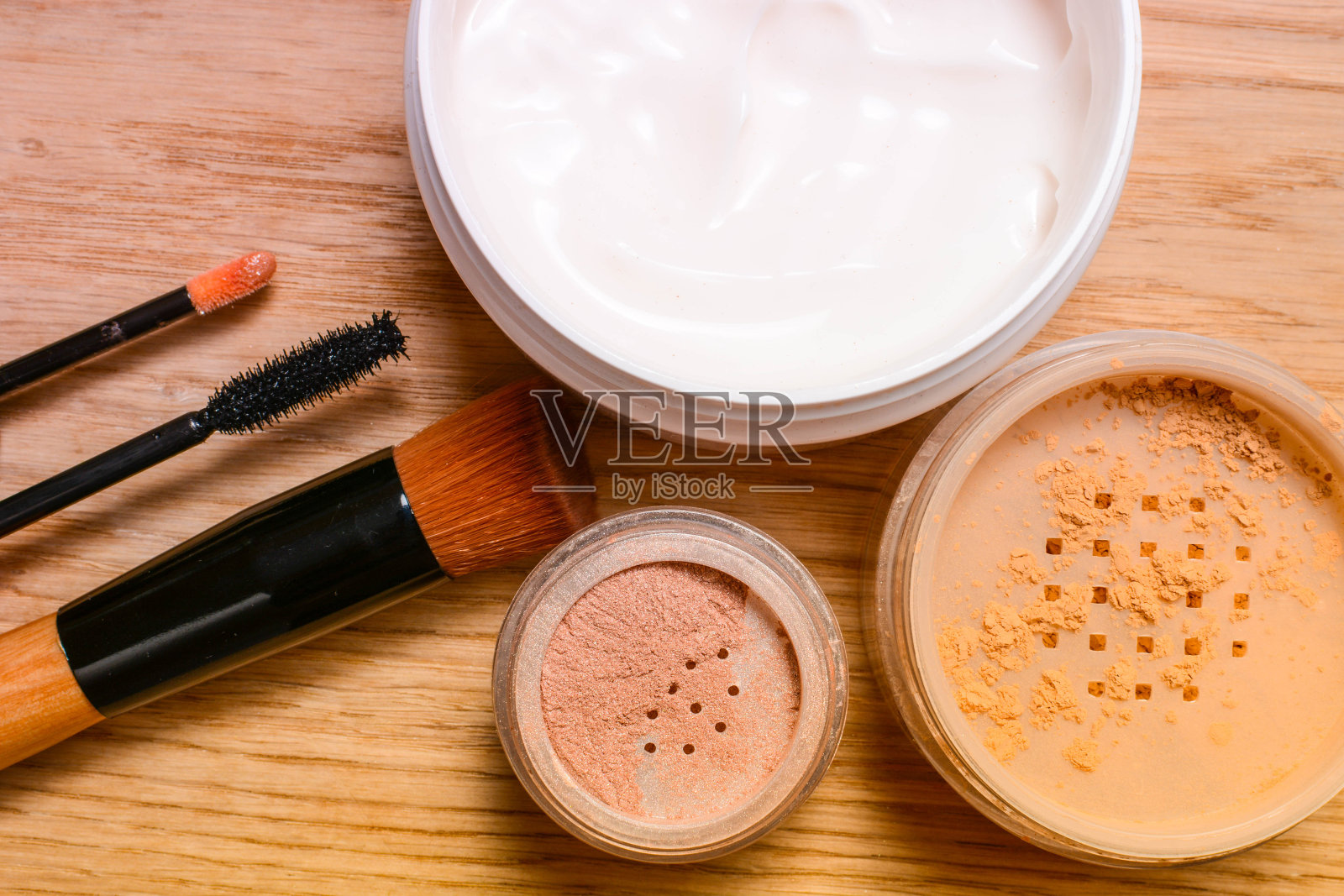 一套装饰和护理化妆品照片摄影图片