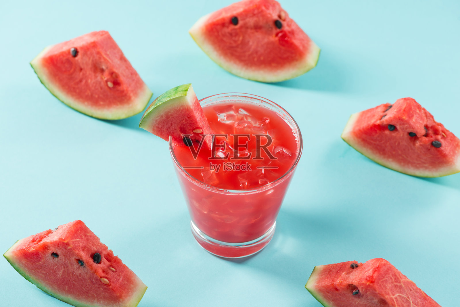 夏天的时候，用玻璃杯盛着西瓜片喝西瓜饮料照片摄影图片