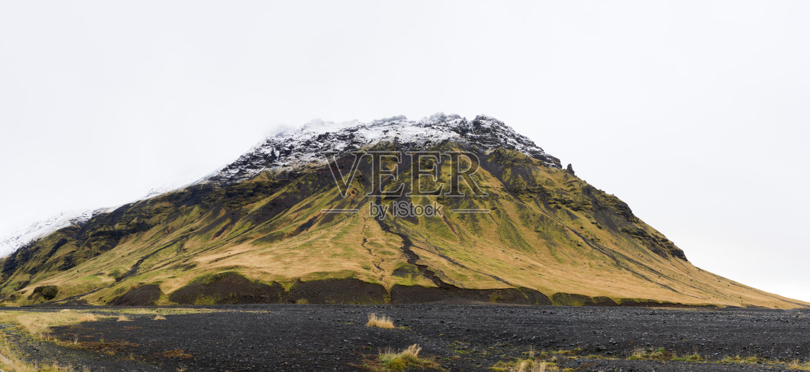 冰岛的自然景观与草地和水照片摄影图片