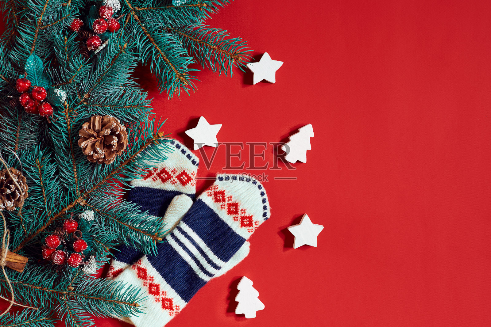 圣诞装饰热红色背景。圣诞和新年的主题。放置你的文字，愿望，标志。模拟了照片摄影图片