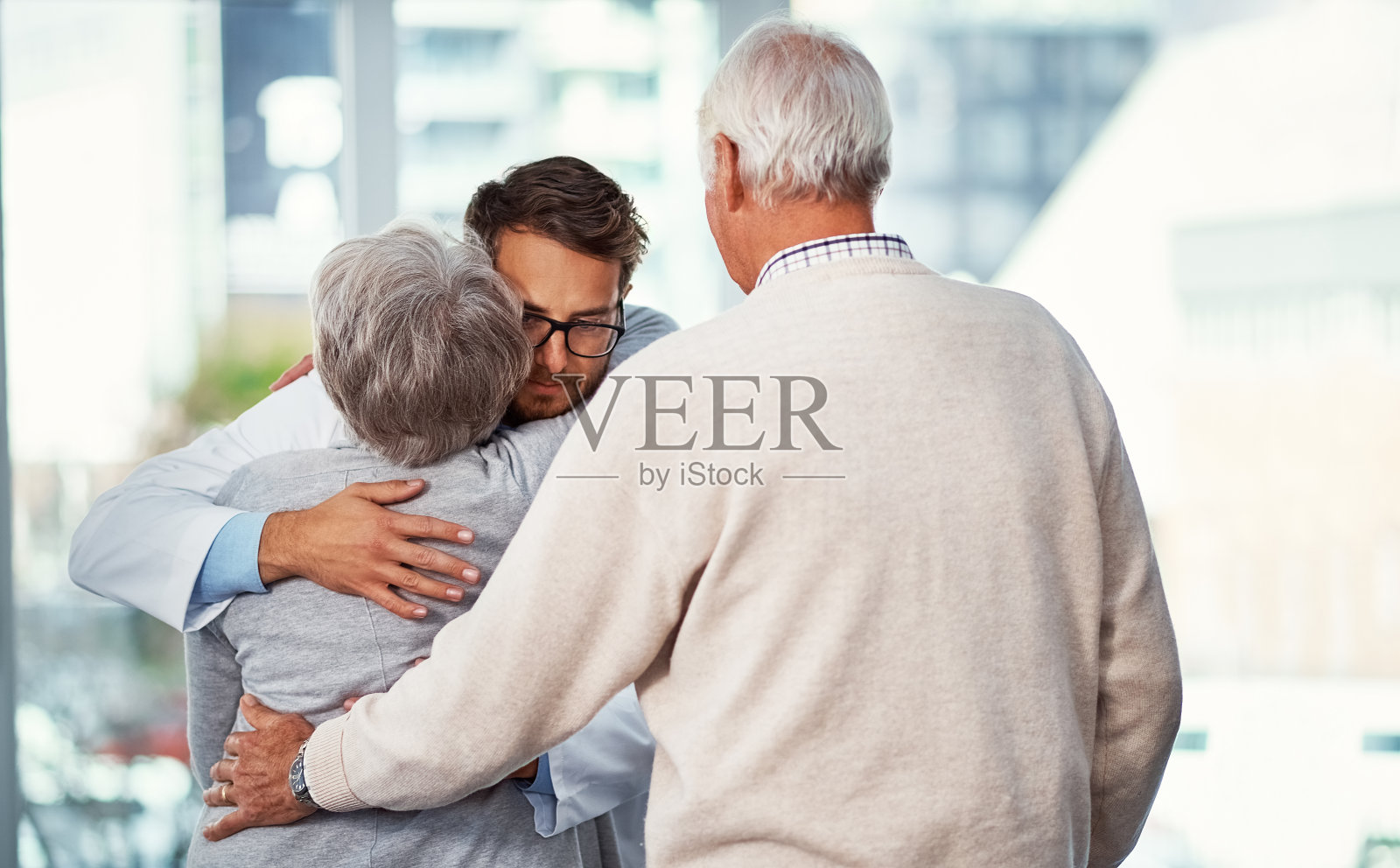 他真的很关心他的病人照片摄影图片