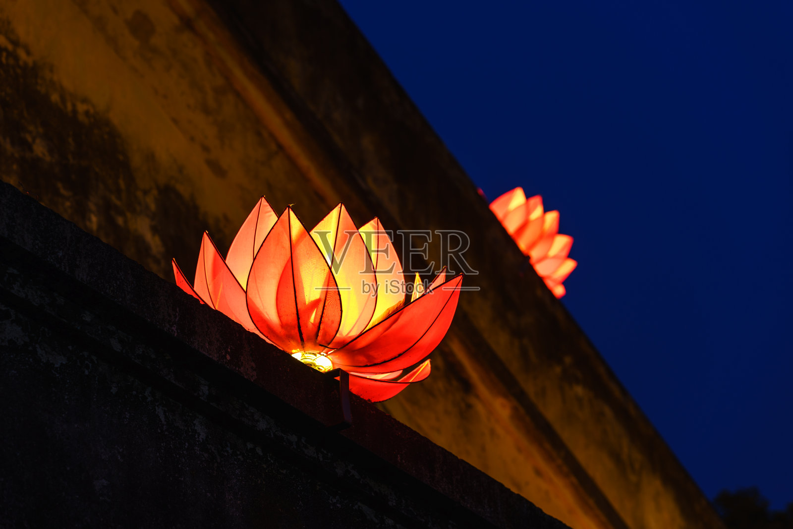 古建筑上美丽的花环和彩灯照片摄影图片